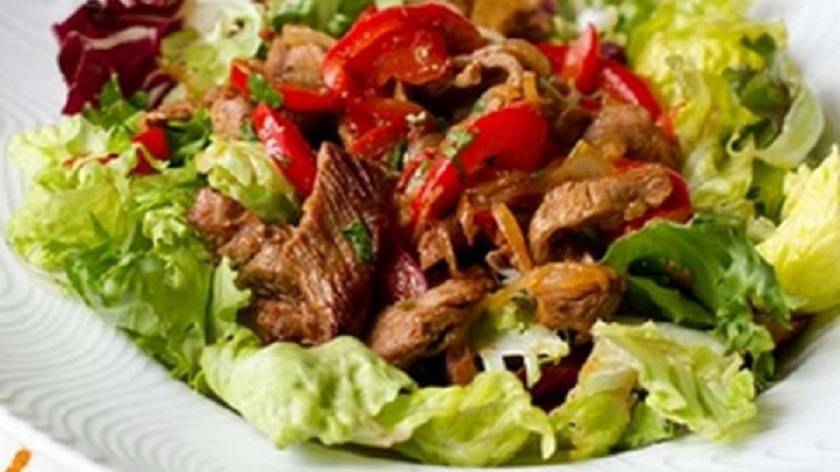 Сытный мясной салат за 20 минут: покорит любого гурмана - hitrostigizni.ru