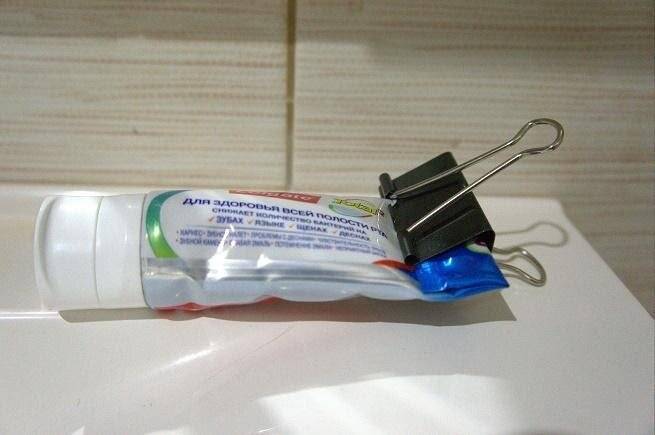 Как сэкономить зубную пасту с помощью канцелярского крокодильчика - zen.yandex.ru