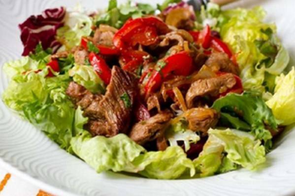 Мясной салат за 20 минут- покорит сердца даже самых придирчивых гурманов! - hitrostigizni.ru