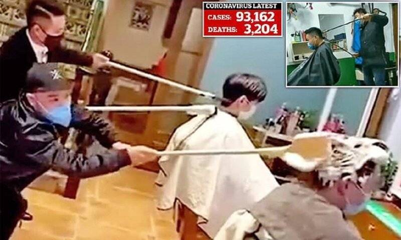 Как китайские парикмахеры отгоняют коронавирус 1,5-метровыми расческами - bigpicture.ru - Китай