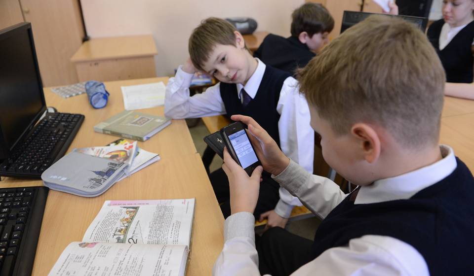 Запрет мобильных телефонов в школе в 2020 году - kp.ru - Россия - Белгородская обл.