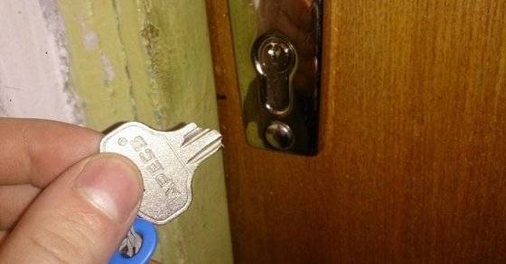 2 способа, как извлечь сломанный ключ из замка и не «куковать» за дверью - novate.ru
