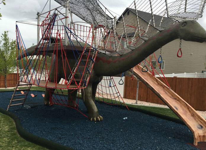 Отец построил для своих детей игровую площадку в виде огромного динозавра - flytothesky.ru