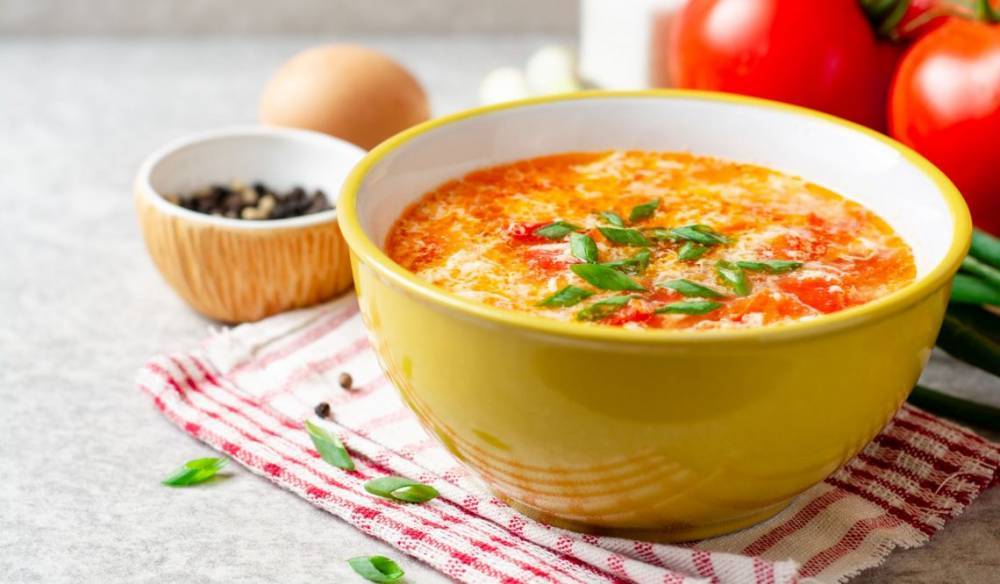 Лёгкий куриный суп с яйцами и помидорами - hitrostigizni.ru