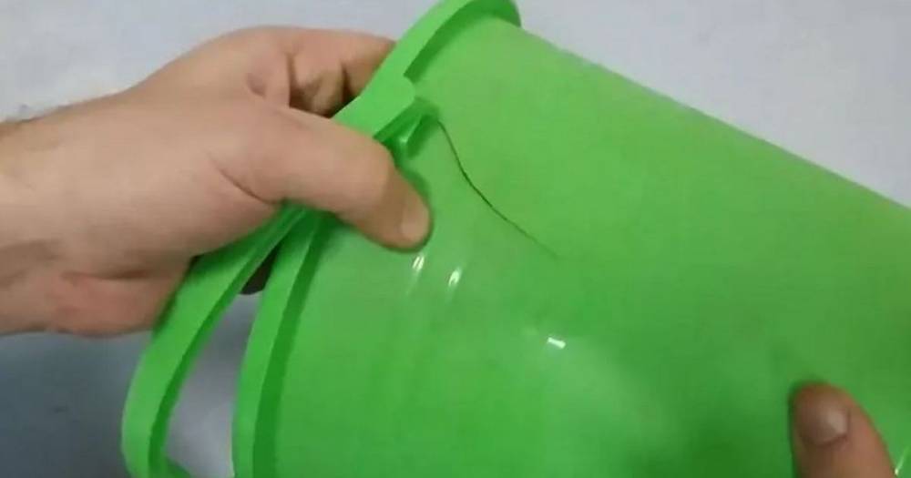 Доступный трюк, как заделать трещину в пластиковом ведре, чтобы не оправлять его в мусорку - novate.ru