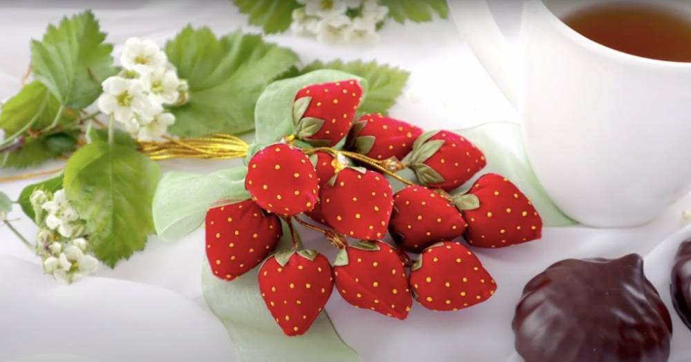 Их хочется съесть: ягоды клубники из атласной ленты - cpykami.ru