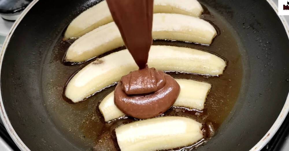 Банановый десерт на сковороде. Десерт с бананами на сковороде. Бананы на сковородке. Десерт из банана на сковороде.
