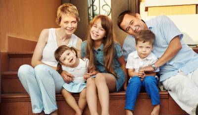 Пособия многодетным семьям в 2020 году - kp.ru