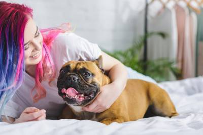 Можно ли разрешать собаке спать в своей постели? - shkolazhizni.ru