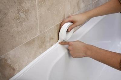 Что делать, если бордюр на стыке ванной и плитки желтеет или зарастает грибком - polsov.com