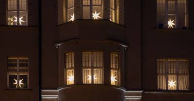 130 новогодних звёзд зажглись в окнах исторического здания в центре Риги - rus.delfi.lv - Латвия - Рига - Вильнюс - Таллинн