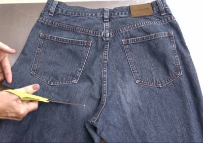 Всего 2 разреза в нужном месте, чтобы из старых джинсов сделать полезную вещь - cpykami.ru