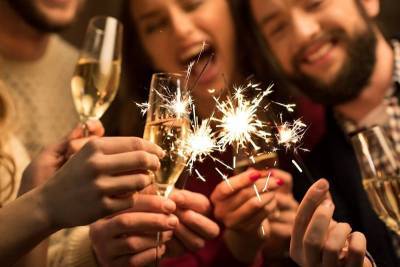 Загадать желание на Новый год с шампанским и бумажкой. Вредно ли пить шампанское с пеплом? - nashsovetik.ru