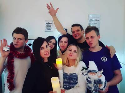 Редакция Flytothesky очень странно поздравляет аудиторию с Новым годом - flytothesky.ru
