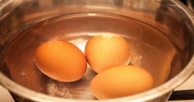 Ингредиент из кухонного шкафчика, который добавляют при варке яиц, чтобы с не мучиться с очисткой скорлупы - novate.ru