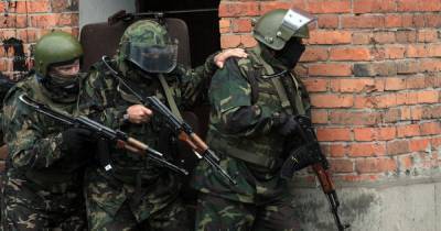 Зачем бойцы спецназа держат друг друга за плечо во время операций - novate.ru