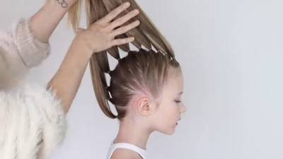 Мама решила сделать дочке роскошную косу-ирокез, для которой нужны только резинки и расчёска - cpykami.ru