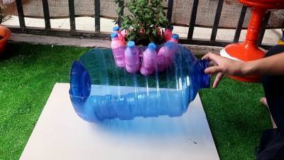 Хозяйка садового участка сделала поразительно красивый декор из пластиковой бутылки - cpykami.ru