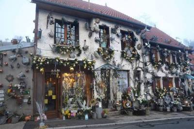 Все начиналось с одной садовой лейки: сегодня цветочную лавку в небольшой французской деревушке украшает более 800 леек - cpykami.ru - Франция