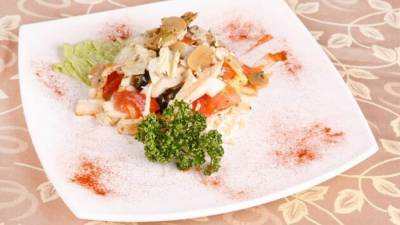Рецепт праздничного салата из курицы, грибов и помидоров - 1001sovet.com