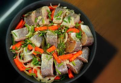 Рыба как РАКИ! Простой способ приготовить вкусно минтай или хек - cpykami.ru