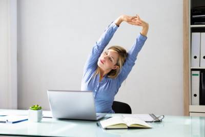 Ни минуты простоя: какие упражнения можно выполнять за рабочим столом? - shkolazhizni.ru