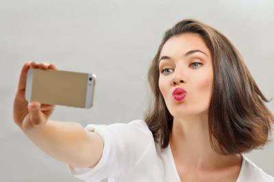 Как сделать красивое селфи телефоном девушке? [ИНФОГРАФИКА] - nashsovetik.ru