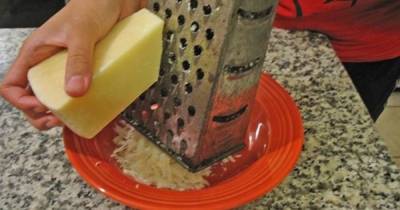 Как правильно тереть сыр на терке, чтобы он не прилипал к поверхности (и мыть терку будет легче) - novate.ru