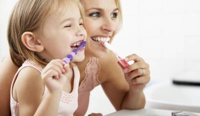 Как правильно чистить зубы ребенку - kp.ru