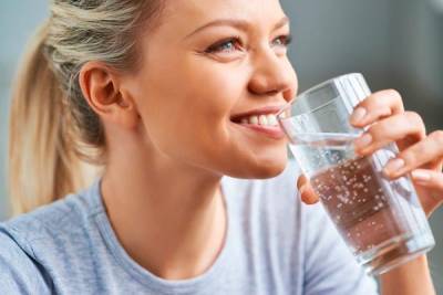 Достаточно ли просто пить много воды для здоровья кожи? - garmoniazhizni.com