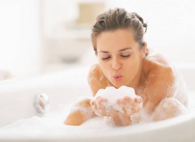 Как сделать пену для ванны в домашних условиях? 3 простых варианта - nashsovetik.ru