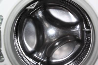 Зачем опытные хозяйки в стиральную машину кладут шарики из фольги: вот для чего они нужны - belnovosti.by
