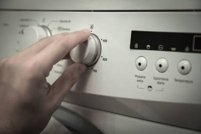 Для чего знающие хозяйки кладут мочалки в стиральную машинку: бытовая хитрость - belnovosti.by