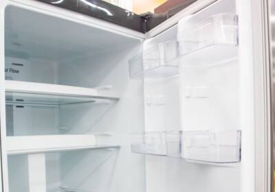 Чего нельзя делать при разморозке холодильника: эта ошибка может «убить» устройство - belnovosti.by
