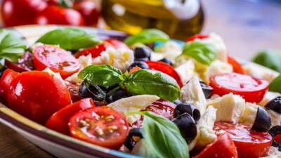 Когда лучше солить салат, овощи, мясо и другие блюда - new-lifehuck.ru