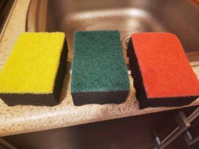 Почему губки для мытья посуды разных цветов и как их правильно использовать - belnovosti.by