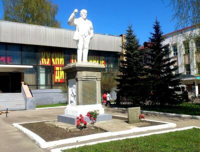 Где был установлен первый в мире памятник В. И. Ленину? - shkolazhizni.ru - СССР