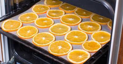 Притащила домой 3 кг дешевых апельсинов, чтобы сделать из них ароматные елочные украшения, квартира пахнет Новым годом - takprosto.cc