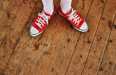 Зачем при уборке надевать носки на домашние тапочки: подвоха нет – это крутой лайфхак - belnovosti.by