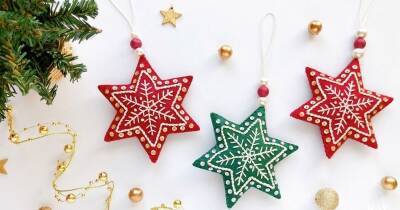Делайте ёлочные игрушки сами! Чудесные фетровые звёздочки с вышивкой-снежинкой - cpykami.ru