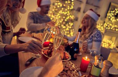Что нельзя делать за новогодним столом, чтобы не лишиться здоровья, счастья и финансового благополучия? - shkolazhizni.ru