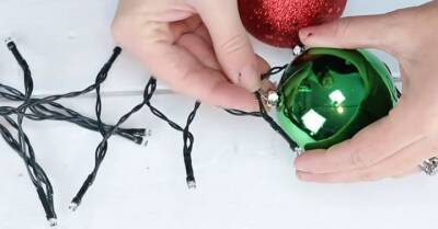 Гениальная идея для украшения новогоднего стола: нужны лишь гирлянда и шарики - cpykami.ru