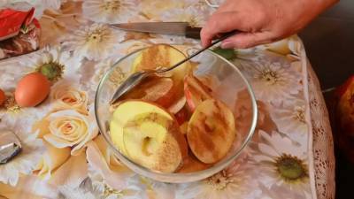 Женщина кладёт яблоки в кипящее масло. Получается очень вкусный десерт - cpykami.ru