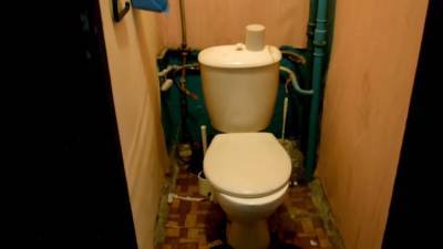 Старый, неприглядный туалет женщина переделала в аккуратный и стильный - cpykami.ru