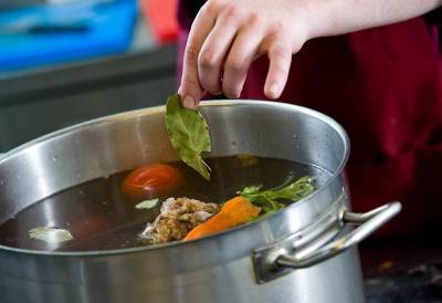 Когда добавлять лавровый лист в суп при варке и нужно ли его доставать из готового супа? - nashsovetik.ru