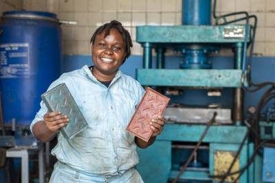 Женщина из Кении нашла способ, как полезно переработать пластиковые отходы - cpykami.ru - Сша - Кения