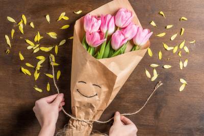 Как продлить жизнь букету роз, тюльпанов и другим цветам в вазе? - shkolazhizni.ru