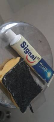 Чистит ли зубная паста хромированные поверхности. Проверяю на мусорном ведре - zen.yandex.ru