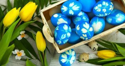 Как покрасить пасхальные яйца в чулках и получить необычные узоры? Пошаговое фото и видео - nashsovetik.ru