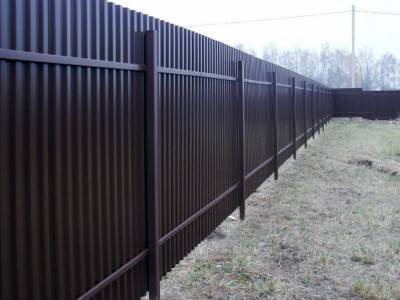 ​Подсказки для тех, кто устанавливает на даче забор из профнастила - polsov.com